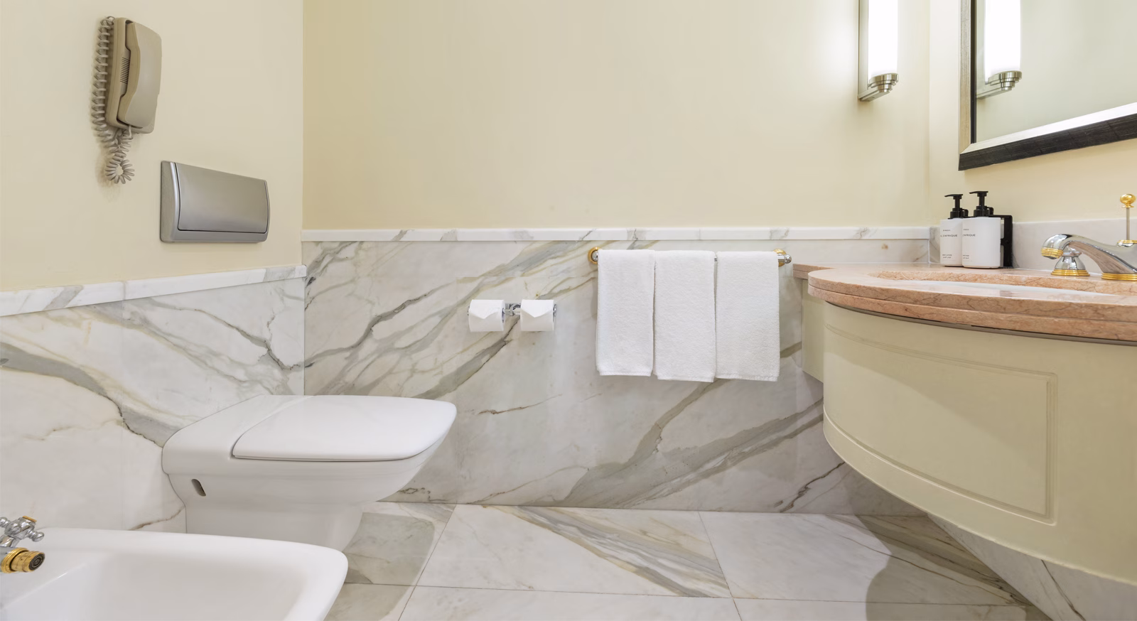 Presidential-Suite-Guest-Bathroom-1